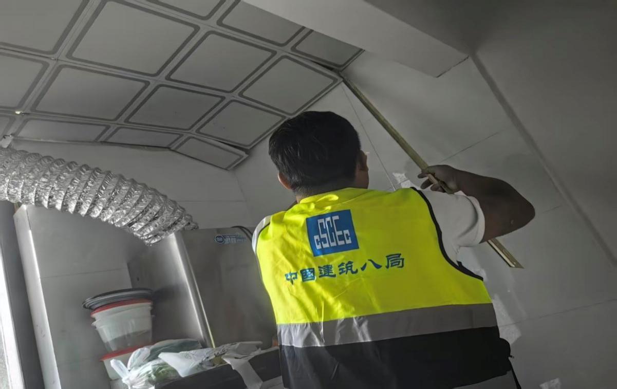 人站在室内

AI 生成的内容可能不正确。