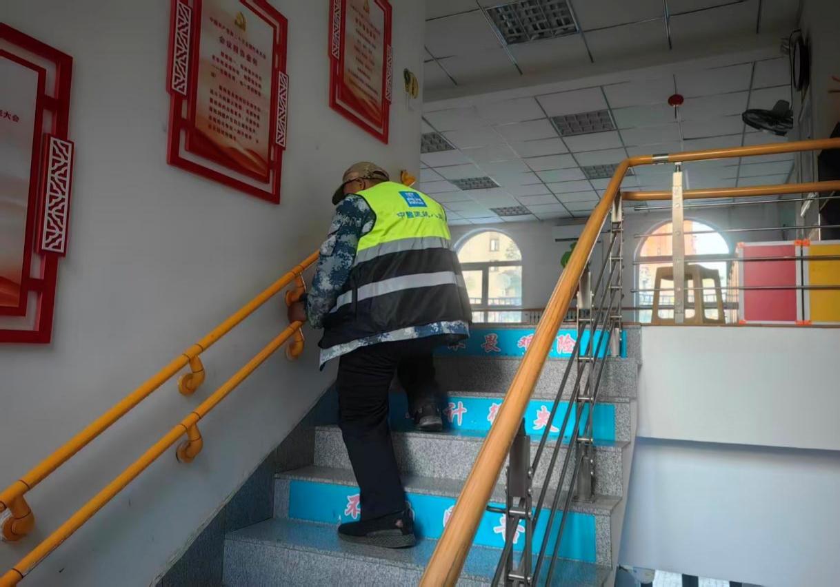 图片包含 室内, 小, 男人, 年轻

AI 生成的内容可能不正确。